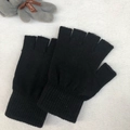 Gros plan de gants tricotés noirs à mitaines sur une surface texturée pour l'hiver - Taille Unique / Noir