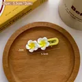 Haarklammer mit doppelten weiß-gelben Frangipani-Blüten Größe 5,5 cm x 2 cm - Frangipani Wellenspange