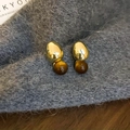 Vue macro de boucles d'oreilles dorées vintage avec perles en résine léopard - 53# Tige d'oreille en argent-Or & Marron