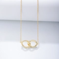 Detalle de anillos entrelazados retorcidos y lisos en una fina cadena dorada - Plata 925 / Amarillo