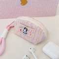 Vue détaillée de la pochette à écouteurs en tweed rose avec patch dalmatien mignon - Style Coquille Rose