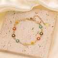 Pulsera de margaritas coloridas en acero inoxidable dorado con vibrantes dijes florales - Pulsera de Margaritas de Colores - Dorado