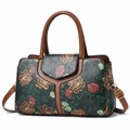 Detail einer Vintage-Leder-Handtasche mit Blumenprägung und goldenen Metallschnallen - Stil 6