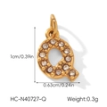 Vue détaillée du pendentif lettre Q doré avec pierres en zircone et dimensions 1cm x 0,63cm - Lettre Q (HC-N40727-Q)