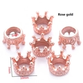Set mit Roségold-Kronenanhängern für DIY-Schmuck mit deutlichen Maßangaben auf Weiß - Roségold