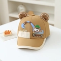 Dettaglio cappellino neonato con orecchie d'orso 3D e toppa orso escavatore su cotone marrone - 50cm (1-3 anni) / Cachi Scuro