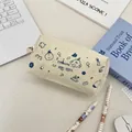 Λεπτομέρεια χαριτωμένης καμβά κασετίνας στο γραφείο με γραφική ύλη για το σχολείο - Στυλ Πάρτι