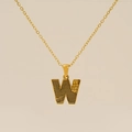 Collier avec pendentif lettre W en acier titane doré avec texture effet écorce ciselée - Lettre W