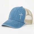 Detail der blauen Denim-Baseballkappe mit weißem Kreuz-Stick und atmungsaktivem Netz - Einheitsgröße / See Blau
