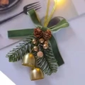 Décoration de Noël avec ruban de velours vert, pommes de pin et clochettes dorées - 19# Suspension en Velours Vert (Double Cloches Dorées)
