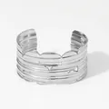 Breiter silberner Armreif mit Textur, Dreiecksausschnitten und Wellenrand für Damen - Silbernes Armband (A1130)