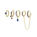 Dettaglio del set di cinque orecchini dorati con catena e pietre di zircone blu navy - Oro-Zircone Blu