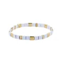 Makro-Detail des elastischen Armbands mit abwechselnd goldfarbenen und weißen Emaille-Teilen - Weißgold