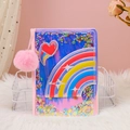 Dettaglio del taccuino cuore arcobaleno in PU laser con glitter e pompon rosa - A5 / Arcobaleno