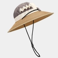 Dettaglio di cappello da sole in paglia e tessuto con nastro a onde e cinturino regolabile - Grigio & Beige Patchwork