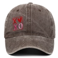 Dettaglio del ricamo cuore rosso e XOXO sul tessuto in cotone lavato del cappellino - Regolabile / Caffè