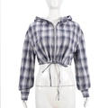 Detail van blauw-witte geruite cropped hoodie met rits en verstelbaar trekkoord in de zoom - S / Blauw