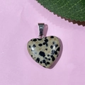 Pendentif cœur en jaspe dalmatien naturel 20mm avec bélière argent sur fond rose - 05-Jaspe Dalmatien