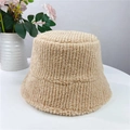 Detailweergave van beige lamswol vissershoed met zachte pluche textuur op witte tafel - Verstelbaar M (56-58cm) / Khaki