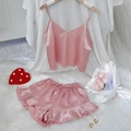 Rosa Satin-Schlafanzugset mit V-Ausschnitt-Oberteil und Rüschenshorts auf weißem Teppich - S / Rosa