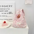 Dettaglio borsa trapuntata con stampa floreale rosa e fodera a quadretti arancioni - Coniglio Bianco con Fiore