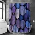 Détail du rideau de douche aux motifs de galets 3D avec œillets dans une salle de bain - Bleu royal