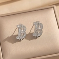 Silberne Bitcoin B-Ohrstecker mit Kristallbesatz in einer champagnerfarbenen Box - Ohrstecker (263 Silberne Ohrstecker) / Silber