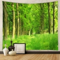 Dettaglio dell'arazzo della foresta su parete bianca con decorazioni minimaliste - Sentiero della Foresta di Smeraldo (GT100013) / 73X95CM