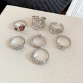 Dettaglio macro del set di 7 anelli in resina argento con strass e texture vintage - Argento (Set da 7)