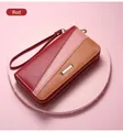 Détail du portefeuille long en cuir patchwork rouge et rose avec double fermeture éclair - Bordeaux