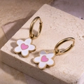 Goudkleurige oorringen met witte bloemenhangers en roze hartje voor dames - Witte Bloem