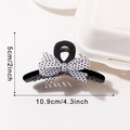 Pinza per capelli nera in PVC con fiocco bianco a pois neri e misure del prodotto - 10,9cmx5cm / Fiocco nero a pois