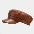 Dettaglio cappello newsboy in similpelle marrone caramello con visiera cucita e bottone - Taglia unica / Cuoio