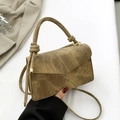 Borsa a tracolla quadrata marrone oliva con manico annodato e finitura testurizzata - Cachi