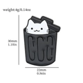 Details zur Cartoon-Katzennadel mit Maßen 30mm x 22mm und Gewicht von 4g - Weiße Katze im Mülleimer (XZ2279-2)