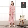 Peignoir long en flanelle rose avec poignets gaufres et ceinture à la taille - M / Pour Femmes / Rose