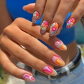 Uñas postizas de almendra arcoíris con flores y ondas para un vibrante look de verano - SN011 Flor de Arcoíris