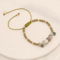 Handgefertigtes gewebtes Armband mit grünen Natursteinen und Perlen auf Tablett - 3# Grün