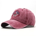 Detalle del bordado de águila vintage y tela roja lavada en la gorra de béisbol de algodón - Burdeos