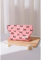 Detailaufnahme einer rosa Kosmetiktasche aus Baumwolle mit schwarzen Schleifenmustern - Rosa mit schwarzer Schleife