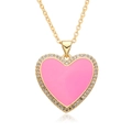 Goldene Halskette mit rosa Emaille-Herzanhänger und Zirkonia-Rand auf weißem Grund - Rosa Stil (F147)