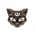Spilla a testa di gatto punk in smalto nero con luna crescente e stelle dorate - Gatto Nero Luna Stella