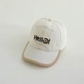 Detailansicht der Hello-Smiley-Stickerei auf einer creme-khakifarbenen Baseballkappe - 50-54cm / Beige