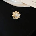 Dettaglio spilla a camelia con petali smaltati bianchi, cristalli e perla centrale - Squisito Stile Loto Camelia (12# Loto)
