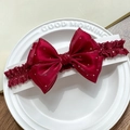 Bandeau bébé rouge avec nœud à pois argentés et dentelle sur une assiette - Bandeau Bordeaux-Nœud Bordeaux