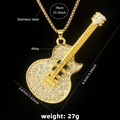 Collana con chitarra dorata e strass bianchi su catena in acciaio inossidabile per musicisti - Chitarra Grande in Strass Con Catena in Acciaio Dorato / Oro