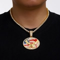 Collier pendentif aigle drapeau US doré avec strass sur chaîne tennis porté par modèle - Pendentif en or avec chaîne tennis de 18 pouces