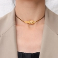 Gargantilla de acero de titanio con colgante de hebilla usado por una modelo - Collar / Dorado