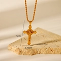Dettaglio della collana con croce in acciaio placcato oro 18K, dimensioni 5x2,75cm - Croce