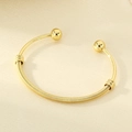 Detailansicht des 18K vergoldeten Netzarmbands mit Kugelenden auf Champagner-Seide - Innendurchmesser 62mm x Breite 3mm (KB204074-LO)